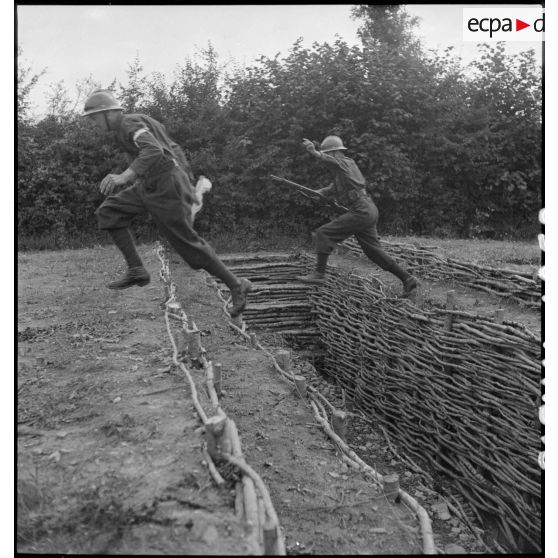 Une équipe du 30e BCP sur l'épreuve de cross-parcours d'obstacles.