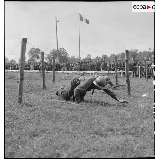 Une équipe du 30e BCP sur l'épreuve de cross-parcours d'obstacles.