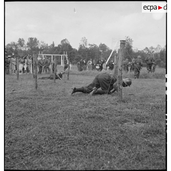 Une équipe du 30e BCP sur l'épreuve de cross-parcours d'obstacles.
