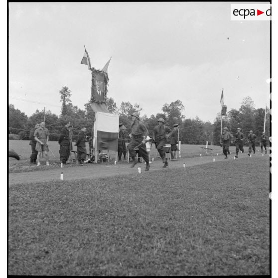 Arrivée de l'équipe du 30e BCP sur l'épreuve de cross-parcours d'obstacles.