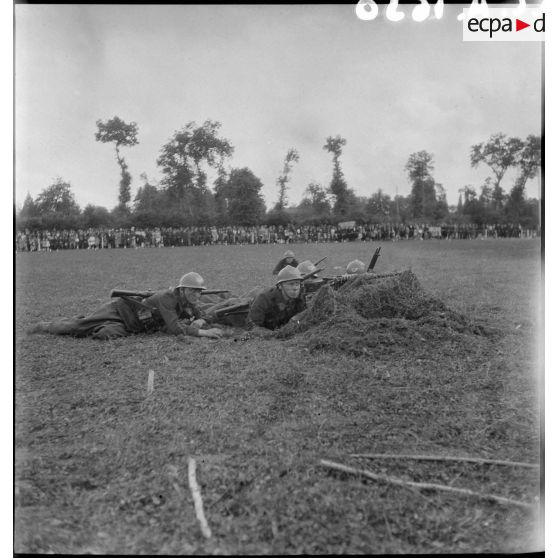 Une équipe du 30e BCP sur l'épreuve de terrassement-camouflage.