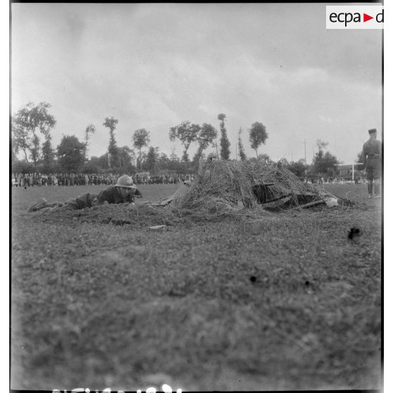 Une équipe du 30e BCP sur l'épreuve de terrassement-camouflage.