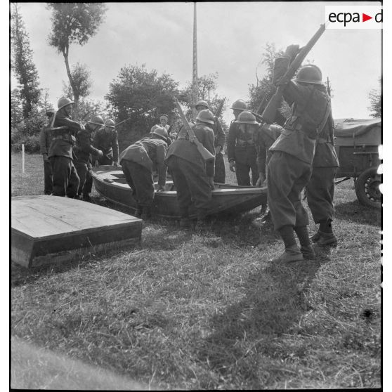 Une équipe du 30e BCP sur l'épreuve de franchissement de rivière.