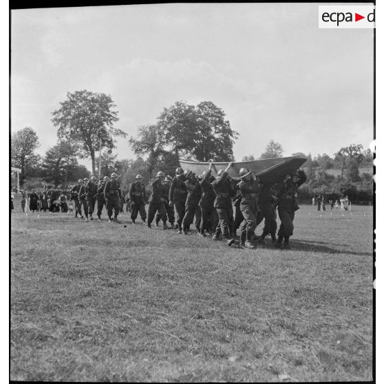 Une équipe du 30e BCP sur l'épreuve de franchissement de rivière.