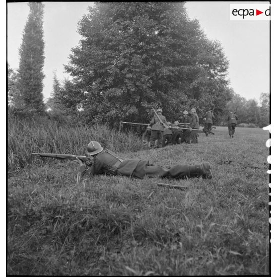 Une équipe du 30e BCP sur l'épreuve de franchissement de rivière.