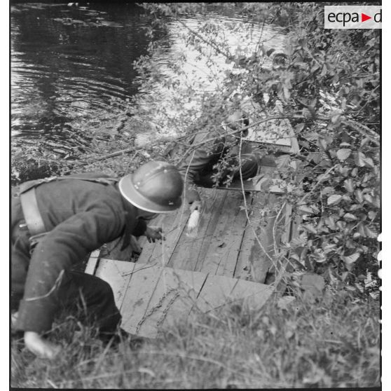 Une équipe du 30e BCP sur l'épreuve de franchissement de rivière.