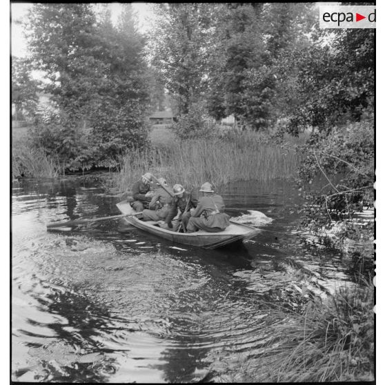 Une équipe du 30e BCP sur l'épreuve de franchissement de rivière.