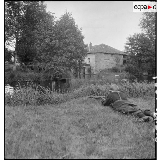 Une équipe du 30e BCP sur l'épreuve de franchissement de rivière.