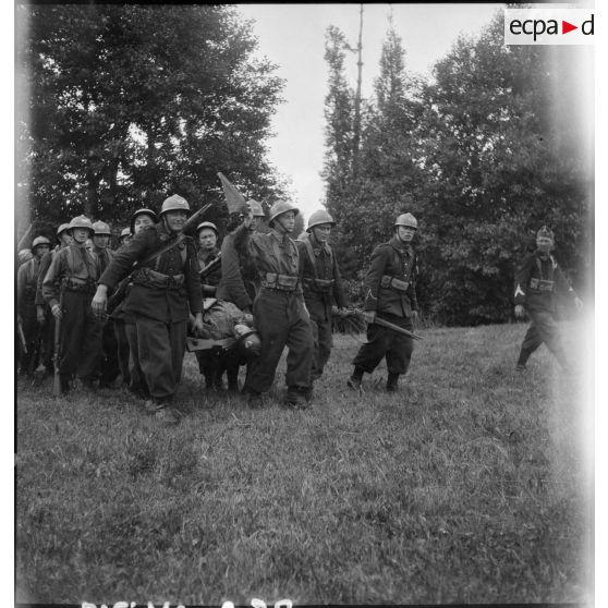 Une équipe du 30e BCP sur l'épreuve de progression au combat et brancardage.