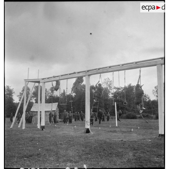 Des athlètes du 30e BCP sur une épreuve du parcours sportif du relais d'honneur de l'unité.
