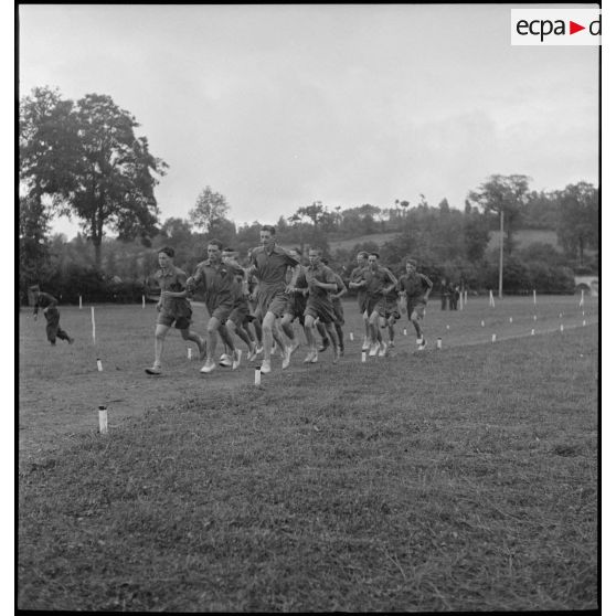 Des athlètes du 30e BCP sur une épreuve du parcours sportif du relais d'honneur de l'unité.