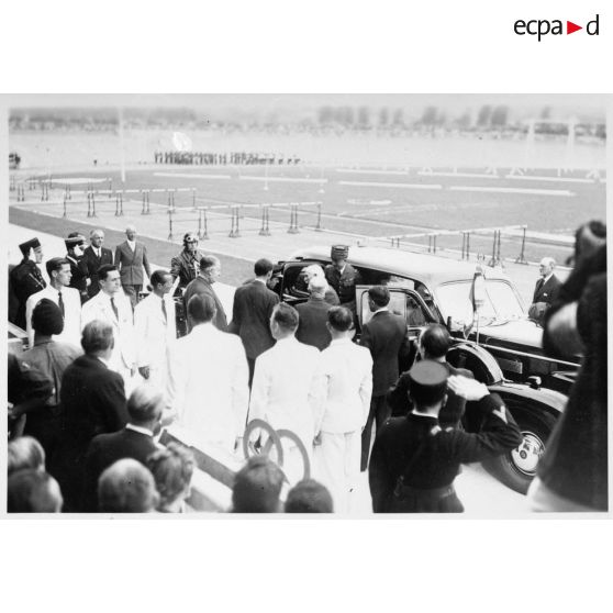 Arrivée du maréchal Pétain sur le stade municipal de Vichy.