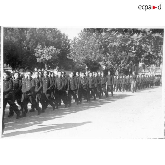 Défilé de l'EMP des Andelys, repliée à Béziers.