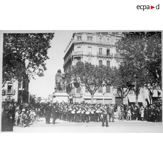 Défilé de la muisique de l'EMP des Andelys, repliée à Béziers.