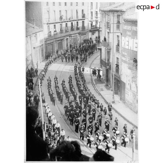 Défilé de la musique de l'EMP des Andelys, repliée à Béziers.