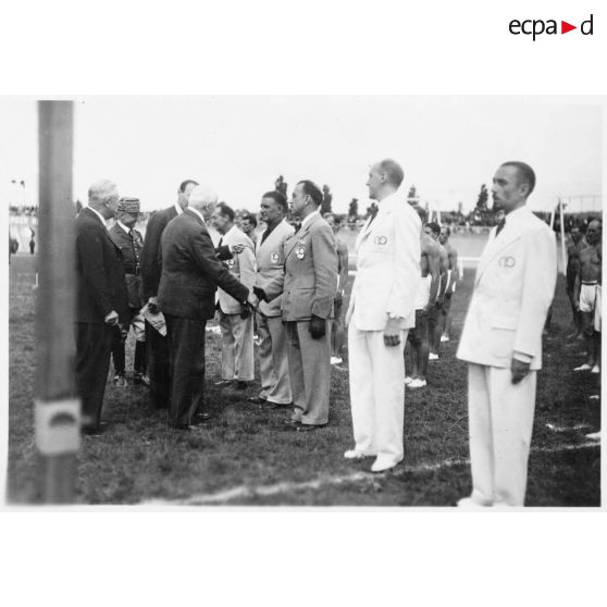 Démonstration sportive du CNMA d'Antibes sur le stade municipal de Vichy.