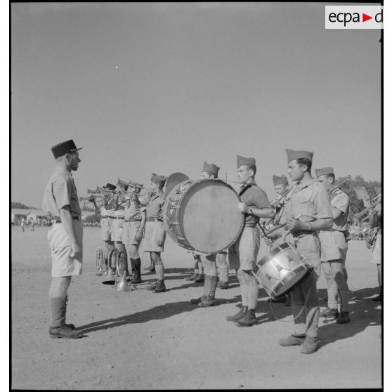 Cérémonie des couleurs au camp Galliéni à Fréjus.