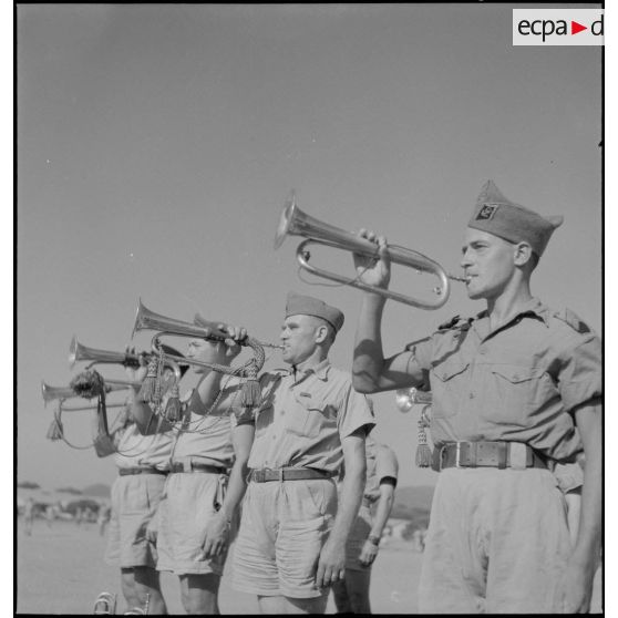Cérémonie des couleurs au camp Galliéni à Fréjus.
