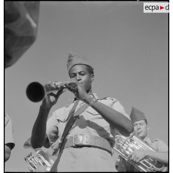 Cérémonie des couleurs au camp Galliéni à Fréjus.