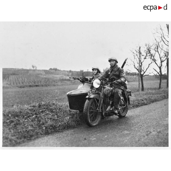 Portrait de l'équipage d'un side-car du 2e escadron de la 4e légion de la Garde.