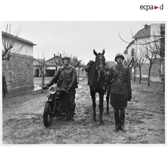 Portrait d'un motocycliste et d'un cavalier du 2e escadron de la 4e légion de la Garde.