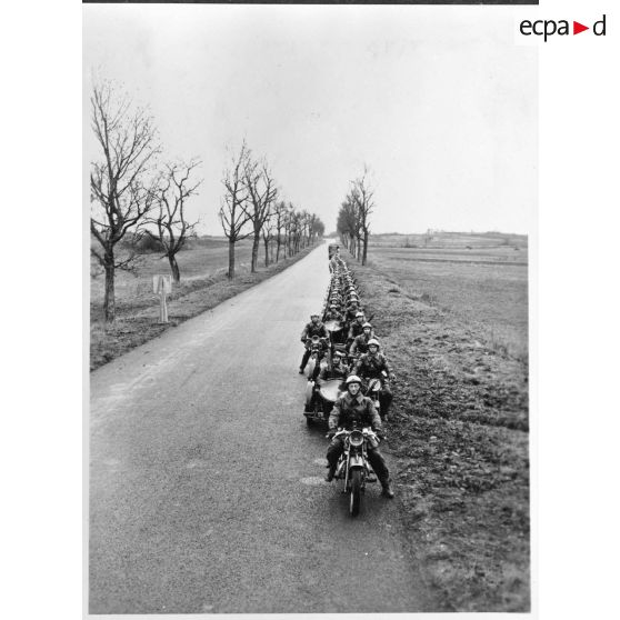 Peloton motocycliste du 2e escadron de la 4e légion de la Garde.