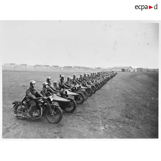 Peloton motocycliste du 2e escadron de la 4e légion de la Garde.