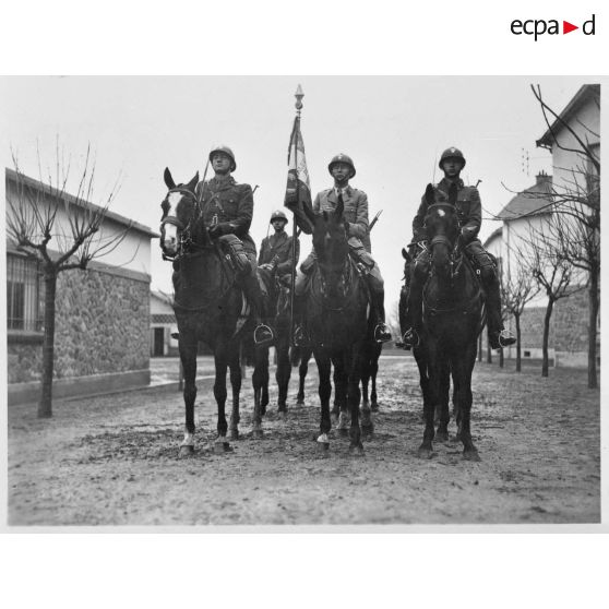 Le porte-étendard de la 4e légion de la Garde et sa garde d'honneur.