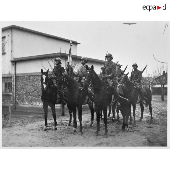 Le porte-étendard de la 4e légion de la Garde et sa garde d'honneur.