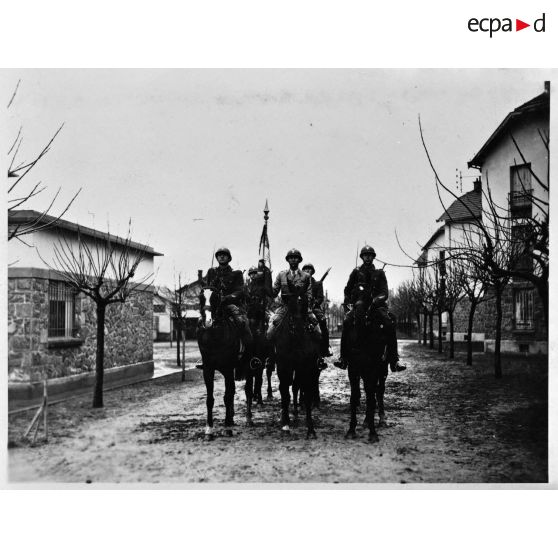 Le porte-étendard de la 4e légion de la Garde et sa garde d'honneur.