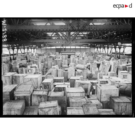 Gare des Batignolles, le hall de la gare où sont rassemblés les caisses renfermant les dons faits par les américains de l'American Relief House. [légende d'origine]