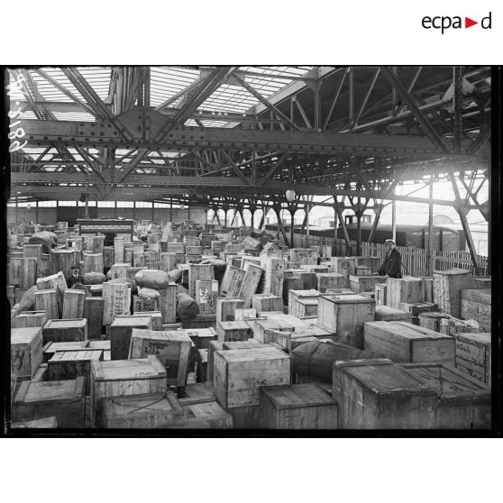Gare des Batignolles, le hall de la gare où sont rassemblés les caisses renfermant les dons faits par les américains de l'American Relief House. [légende d'origine]