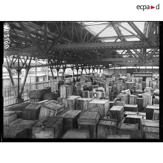 Gare des Batignolles, le hall de la gare où sont rassemblés les caisses renfermant les dons faits par les américains de l'American Relief House. [légende d'origine]