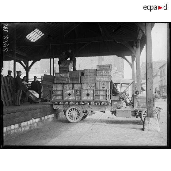 Gare des Batignolles, le hall de la gare où sont rassemblés les caisses renfermant les dons faits par les Américains de l'American Relief House. [légende d'origine]