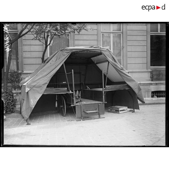 Siège de l'association American Relief House situé au 5 rue François Premier à Paris. Démonstration d'utilisation d'une remorque comprenant quartre couchettes destinées aux officiers d'état-major. [légende d'origine]