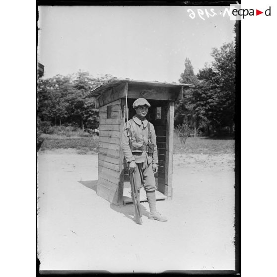 Paris, soldats annamites faisant le service de place au pied de la Tour Eiffel. [légende d'origine]