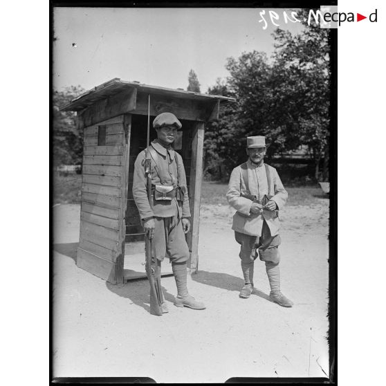 Paris, soldats annamites faisant le service de place au pied de la Tour Eiffel. [légende d'origine]
