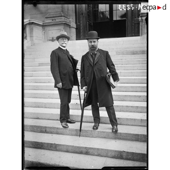 Portrait de deux délégués suisses arrivant aux négociations. [légende d'origine]