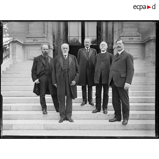 Les délégués suisses arrivant pour la négociation relative au ravitaillement de leur pays. [légende d'origine]