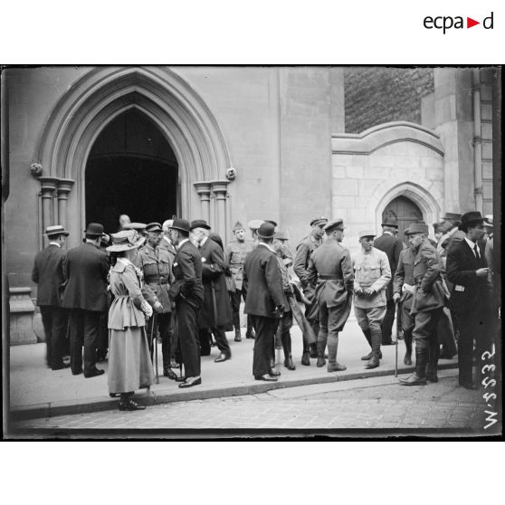 Sortie de l'église américaine avenue de l'Alma, une cérémonie vient d'être prononcée en souvenir d'un aviateur américain mort pour la France. [légende d'origine]