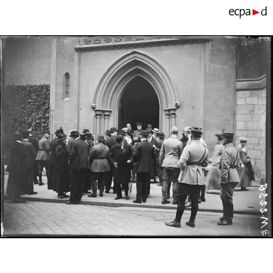 Sortie de l'église américaine avenue de l'Alma, une cérémonie vient d'être prononcée en souvenir d'un aviateur américain mort pour la France. [légende d'origine]