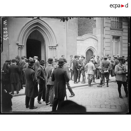 Sortie de l'église américaine avenue de l'Alma, une cérémonie vient d'être prononcée en souvenir d'un aviateur américain mort pour la France. [légende d'origine]