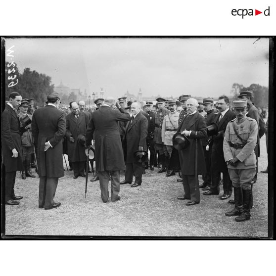 A l''Esplanade des Invalides, le Président de la République rend visite à deux sections d'ambulances automobiles du British Ambulance Commitee offert à l'Armée française. Le Président de la République remercie le British Ambulance Commitee. [légende d'origine]