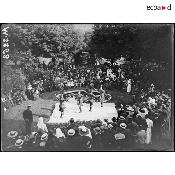 Hôpital de la Maison de Santé des Frères Saint-Jean de Dieu, 19 rue Oudinot. Fête avec le concours de la musique écossaise. [légende d'origine]