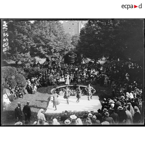 Hôpital de la Maison de Santé des Frères Saint-Jean de Dieu, 19 rue Oudinot. Fête avec le concours de la musique écossaise. [légende d'origine]
