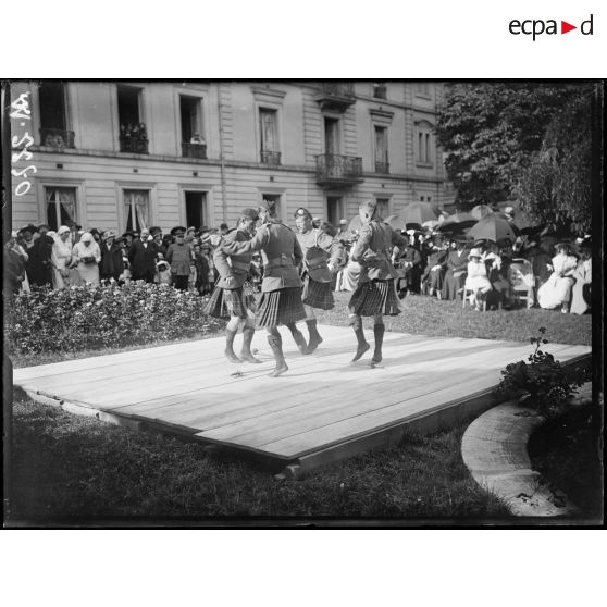Hôpital de la Maison de Santé des Frères Saint-Jean de Dieu, 19 rue Oudinot. Fête avec le concours de la musique écossaise. [légende d'origine]