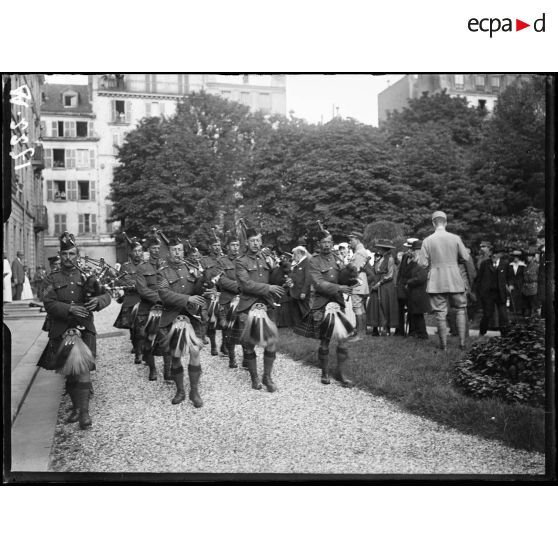 Hôpital de la Maison de Santé des Frères Saint-Jean de Dieu, 19 rue Oudinot. Fête avec le concours de la musique écossaise. [légende d'origine]