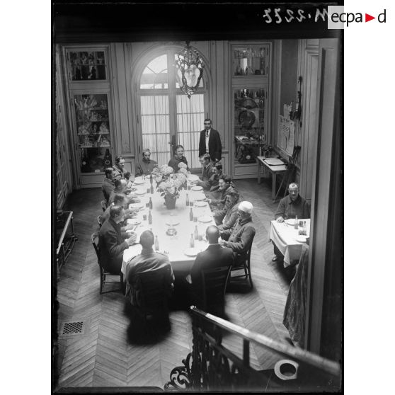 Hôpital auxiliaire n°79, rue Adolphe Yvon (Hôtel James Hyde). La salle à manger. [légende d'origine]