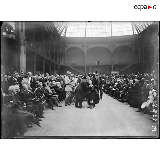 Paris. 14 Juillet 1916. Grand Palais. Remise de diplôme par le Président de la République. [légende d'origine]