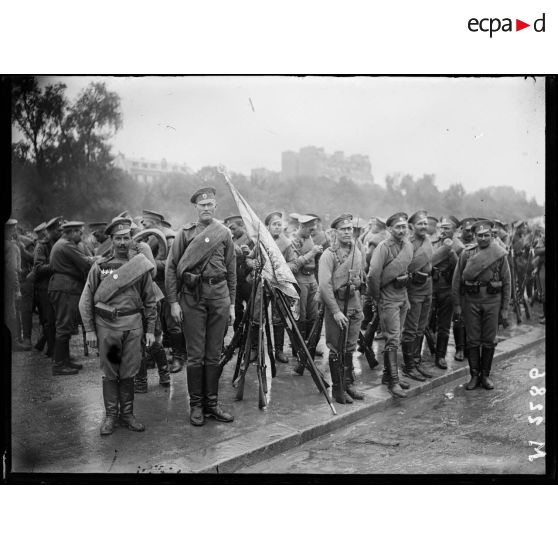 Paris. 14 Juillet 1916. Détachement russe et son drapeau. [légende d'origine]